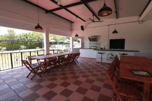 a kitchen and dining room with a table and chairs at Natural View in Melgar
