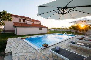 Bazén v ubytovaní Holiday apartment in Privlaka with sea view, balcony, air conditioning, WiFi 3598-5 alebo v jeho blízkosti