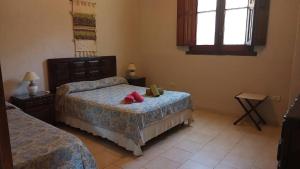 ein Schlafzimmer mit zwei Betten und zwei roten Schuhen auf einem Bett in der Unterkunft El Solar in La Bolsa