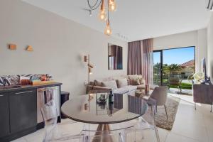 Gold Coast Aruba - Aurum Collection في Malmok: غرفة معيشة مع طاولة وأريكة