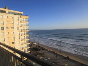 レ・サ​​ーブル・ドロンヌにあるAppartement Les Sables-d'Olonne, 3 pièces, 5 personnes - FR-1-197-182の建物のバルコニーから海の景色を望めます。