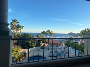 balcón con vistas a la piscina y al océano en Villa Luxury La Jolla, en San José del Cabo