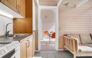 Dapur atau dapur kecil di Awesome Home In Hadsund With Kitchen