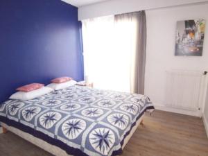 アルカションにあるAppartement Arcachon, 3 pièces, 6 personnes - FR-1-374-59の青い壁のベッドルーム1室