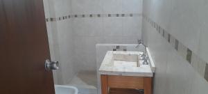 y baño con lavabo y aseo. en TORRE Rivera en Buenos Aires