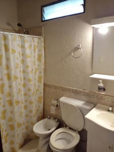 ein Badezimmer mit Toilette und Waschbecken in der Unterkunft El Solar in La Bolsa