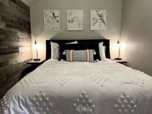 sypialnia z dużym białym łóżkiem z 2 lampami w obiekcie Luxury 4 BR Stay on Stunning Farm Near Round Top w mieście Greenvine