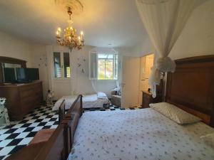 A bed or beds in a room at Apartment in Modigliana with Pool & Forest Views