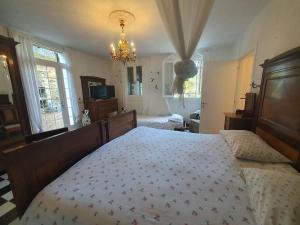 A bed or beds in a room at Apartment in Modigliana with Pool & Forest Views