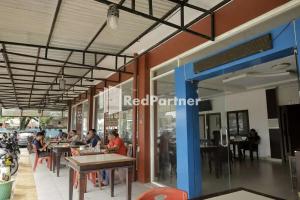 Radja Homestay Mitra RedDoorz tesisinde bir restoran veya yemek mekanı