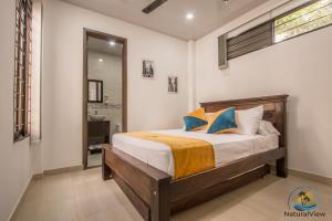 a bedroom with a bed and a bathroom at Natural View in Melgar
