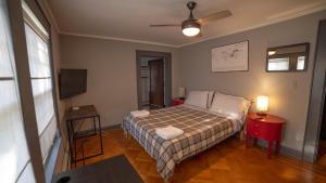 1 dormitorio pequeño con 1 cama y TV en GuestHouse, en Elizabeth
