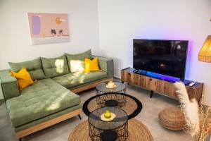 uma sala de estar com um sofá e uma televisão em Antonakis Villa, Near Beach, Private Pool em Kremasti
