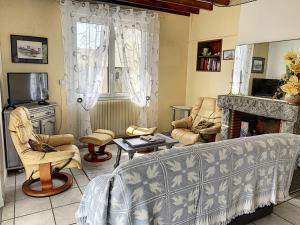 sala de estar con sofá y chimenea en Maison Saint-Pair-sur-Mer, 3 pièces, 4 personnes - FR-1-361-145, en Saint-Pair-sur-Mer