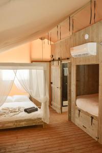 1 Schlafzimmer mit 2 Etagenbetten in einem Zimmer in der Unterkunft Koondrook Glamping Retreat in Koondrook