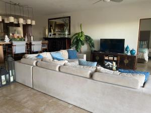 un gran sofá blanco en una sala de estar con TV en Villa Luxury La Jolla, en San José del Cabo