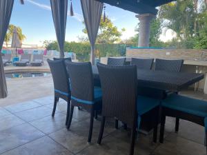 una mesa y sillas en un patio con piscina en Villa Luxury La Jolla, en San José del Cabo