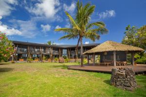 un complejo con una palmera y un edificio en Hotel Ohana Rapa Nui, en Hanga Roa