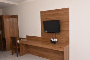 TV a/nebo společenská místnost v ubytování HOTEL GOLDEN PALACE & ROOMS