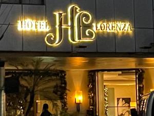 um sinal de néon ao lado de um hotel em Hotel Lorenza em Tacloban