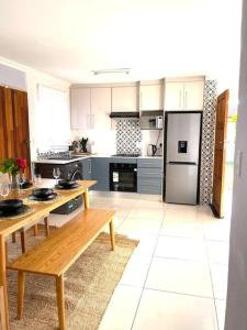 uma cozinha com uma mesa de madeira e um frigorífico em Are you travelling to Pretoria? em Pretoria