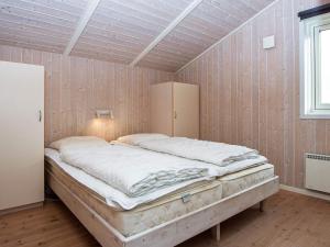 ボルコップにあるHoliday Home Hvidbjergvejの壁付きの客室の大型ベッド1台分です。