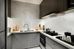 Cucina o angolo cottura di Oakwood Residence Foshan