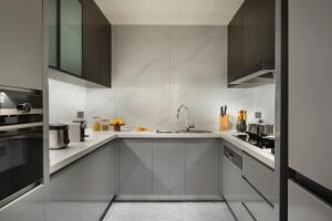 Cucina o angolo cottura di Oakwood Residence Foshan