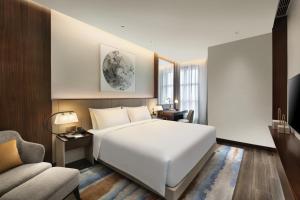 Letto o letti in una camera di Oakwood Residence Foshan