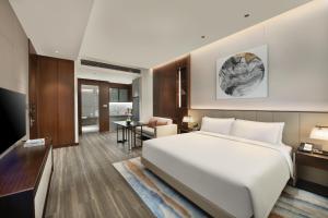 Letto o letti in una camera di Oakwood Residence Foshan