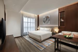 Letto o letti in una camera di Oakwood Residence Foshan