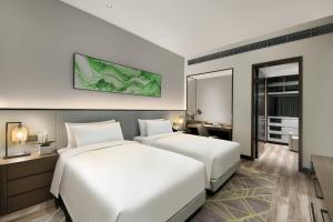 Letto o letti in una camera di Oakwood Residence Foshan
