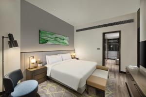Letto o letti in una camera di Oakwood Residence Foshan