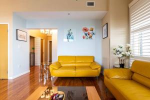 Galeriebild der Unterkunft A Corner Unit with OCEAN VIEWS from EVERY ROOM in Long Beach