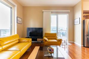 Galeriebild der Unterkunft A Corner Unit with OCEAN VIEWS from EVERY ROOM in Long Beach
