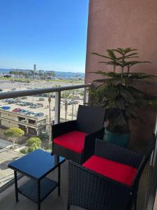 Galeriebild der Unterkunft A Corner Unit with OCEAN VIEWS from EVERY ROOM in Long Beach