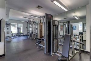 un gimnasio con varias cintas de correr y máquinas en A Corner Unit with OCEAN VIEWS from EVERY ROOM, en Long Beach