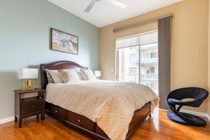 Galeriebild der Unterkunft A Corner Unit with OCEAN VIEWS from EVERY ROOM in Long Beach