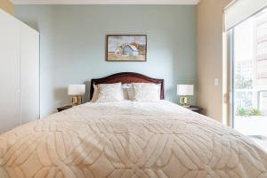 Galeriebild der Unterkunft A Corner Unit with OCEAN VIEWS from EVERY ROOM in Long Beach