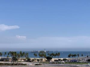 Galeriebild der Unterkunft A Corner Unit with OCEAN VIEWS from EVERY ROOM in Long Beach