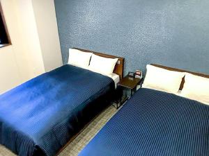 Postel nebo postele na pokoji v ubytování HOTEL LiVEMAX Chiba Soga-Ekimae