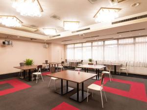 een conferentiezaal met tafels, stoelen en ramen bij Hotel Primrose Saito in Saito +36 foto's