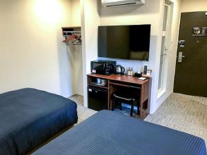 TV a/nebo společenská místnost v ubytování HOTEL LiVEMAX Chiba Soga-Ekimae