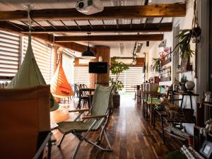 365BASE outdoor hostel في هاماماتسو: غرفة معيشة مع كراسي وطاولة