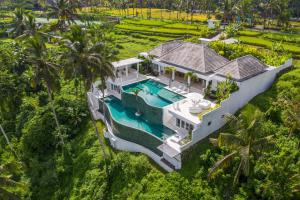 - une vue aérienne sur une maison avec une piscine dans l'établissement Villa Savana Ubud, à Ubud