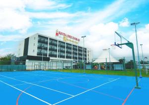 Tenis a/nebo squash v ubytování Le Premier Hotel Deltamas nebo okolí