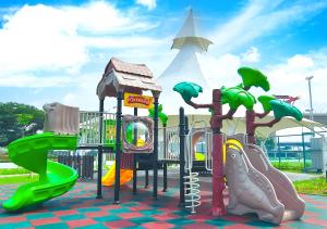 un parque infantil con tobogán en Le Premier Hotel Deltamas, en Cikarang