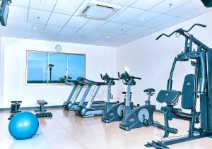 Fitness centrum a/nebo fitness zařízení v ubytování Le Premier Hotel Deltamas