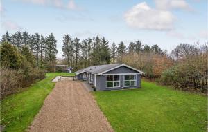 una pequeña casa en medio de un patio en Pet Friendly Home In Spttrup With House A Panoramic View, en Spottrup