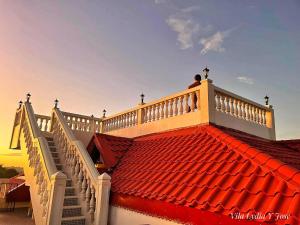 um homem sentado em cima de um telhado em Villa Lydia y Jose Heritage Hotel em Bayubay Sur